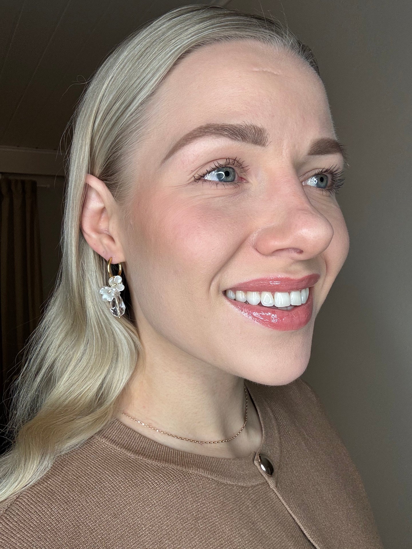 Lilja korvakoru - Akryyli ja lasihelmi