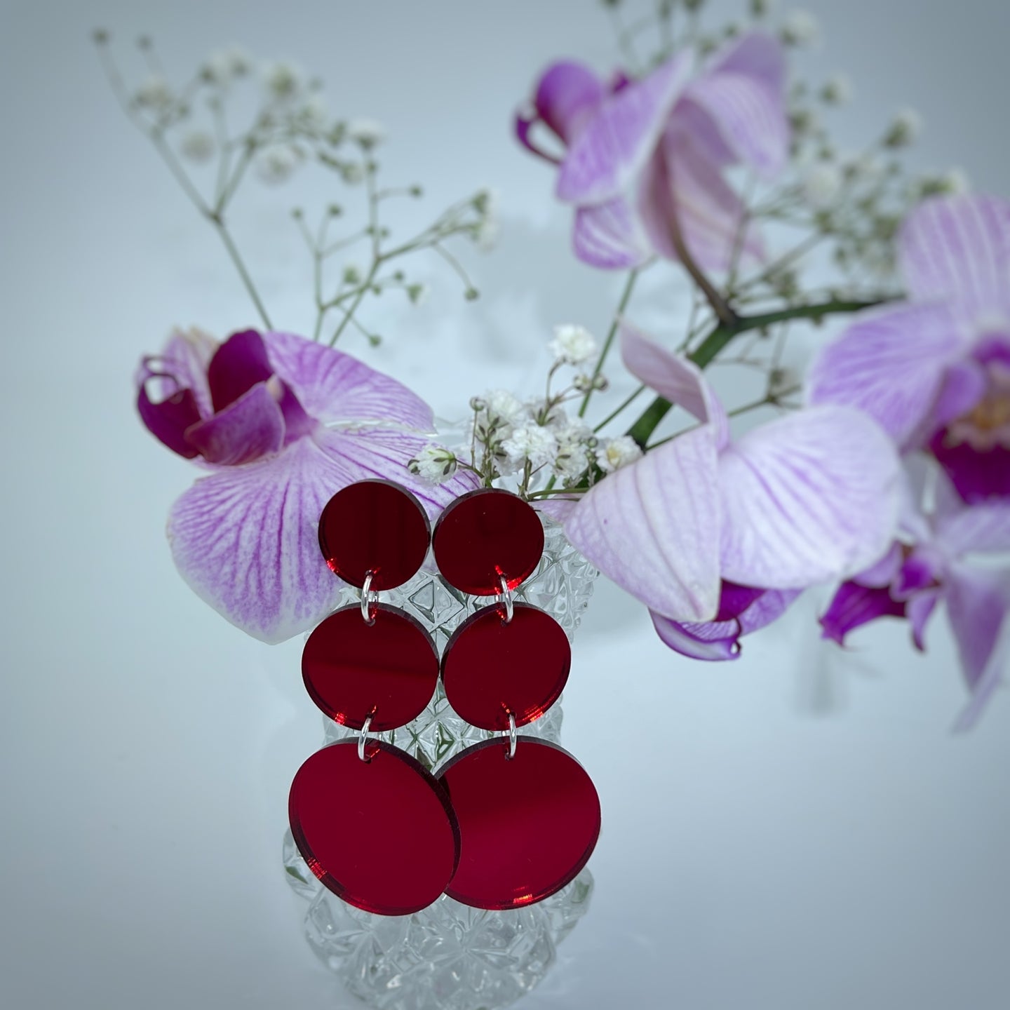 Kauniisti valoa heijastavat peilikorvakorut ovat laadukasta suomalaista käsityötä, ja ne ovat kevyet pitää korvassa. Värivaihtoehtoja löytyy useita, joten jokaista asukokonaisuutta ja tilaisuutta täydentävä korupari löytyy varmasti. Tämä koru on punainen.