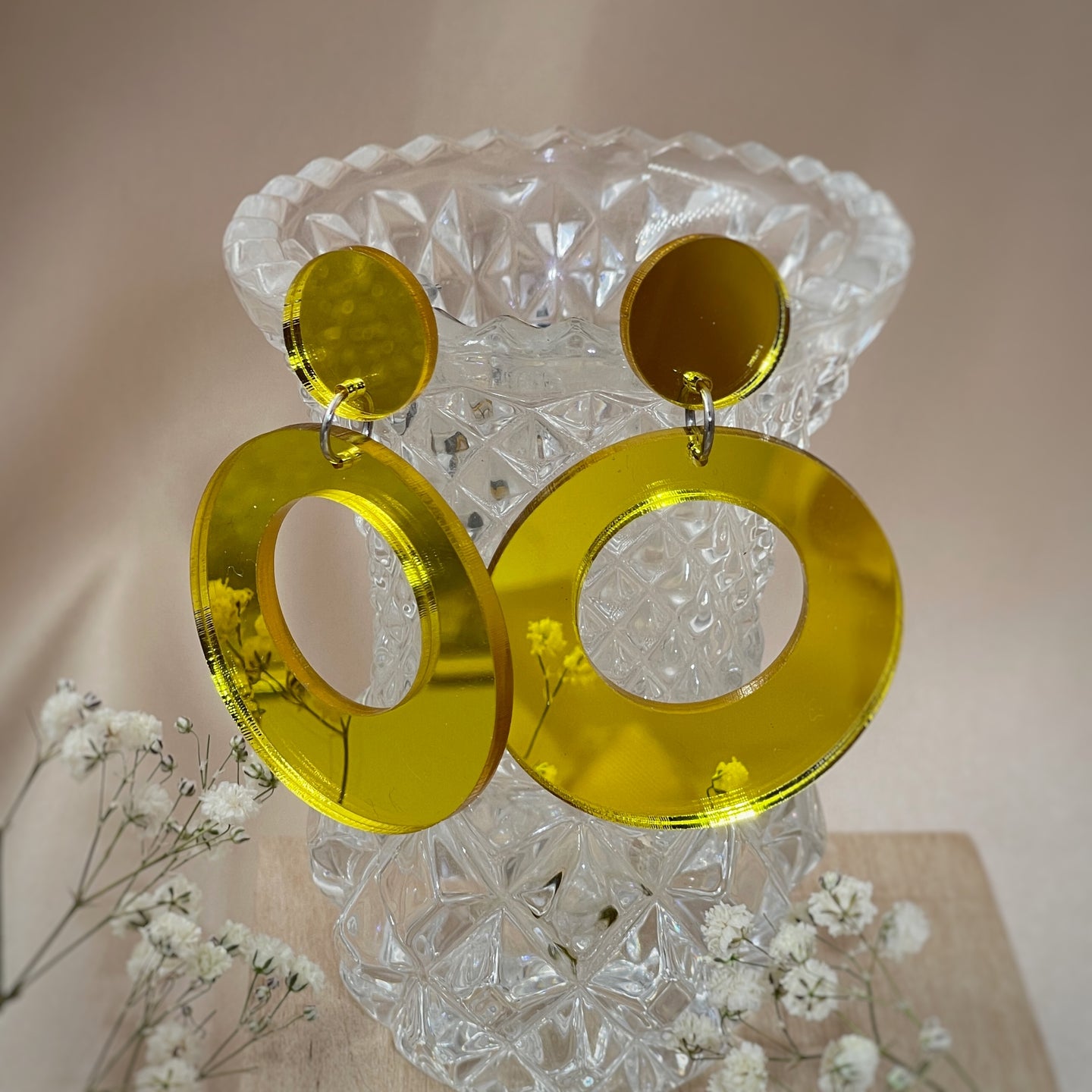 Kauniisti valoa heijastavat peilikorvakorut ovat laadukasta suomalaista käsityötä, ja ne ovat kevyet pitää korvassa. Värivaihtoehtoja löytyy useita, joten jokaista asukokonaisuutta ja tilaisuutta täydentävä korupari löytyy varmasti. Tämä koru on keltainen.