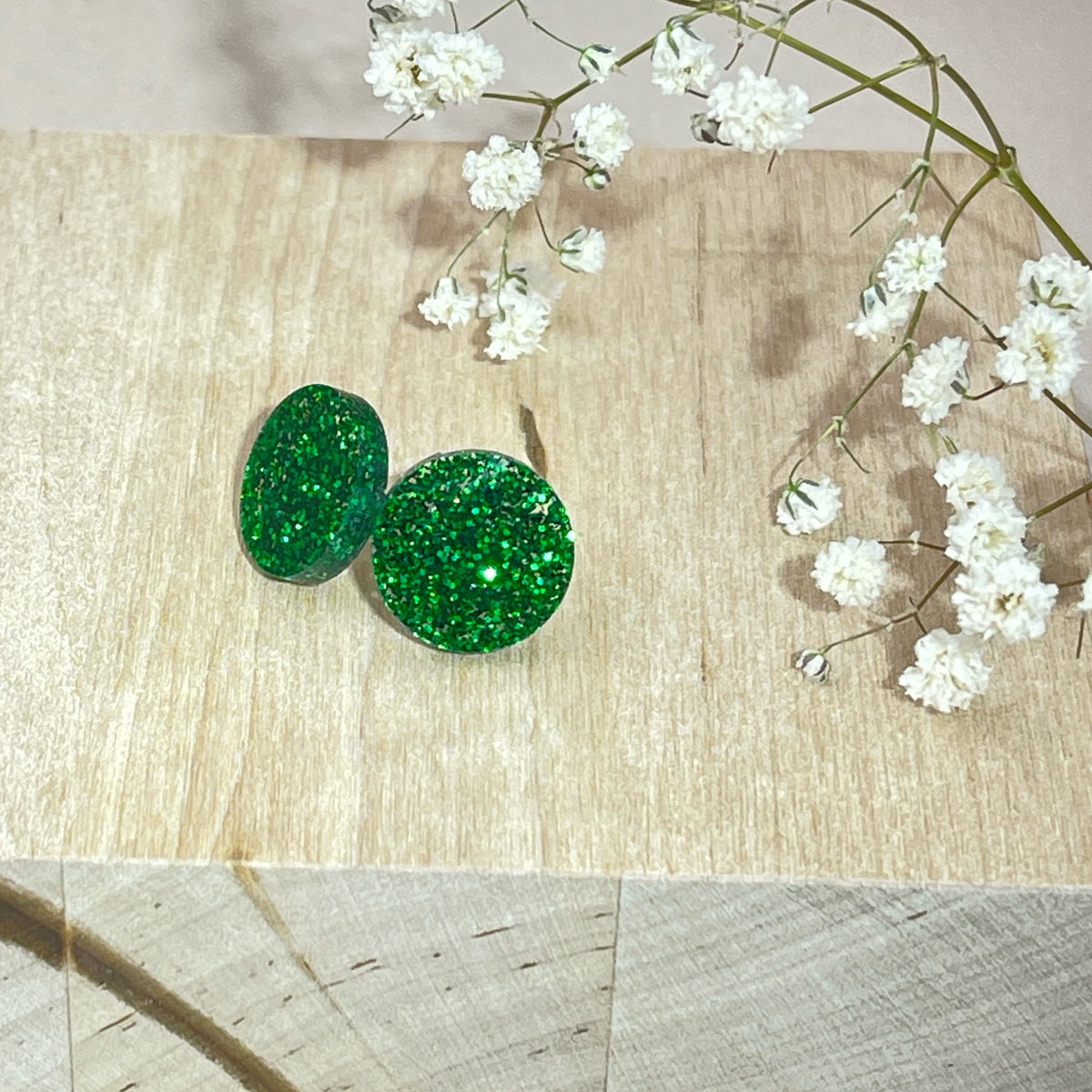 Vihreät kimaltavat nappikorvakorut glitteriakryylistä, näyttävät ja persoonalliset suomalaiset designkorut.