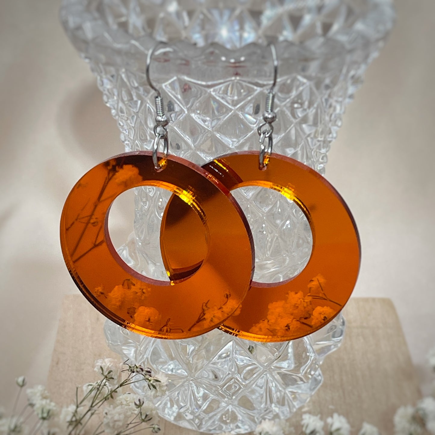 Kauniisti valoa heijastavat peilikorvakorut ovat laadukasta suomalaista käsityötä, ja ne ovat kevyet pitää korvassa. Värivaihtoehtoja löytyy useita, joten jokaista asukokonaisuutta ja tilaisuutta täydentävä korupari löytyy varmasti. Tämä koru on oranssi.