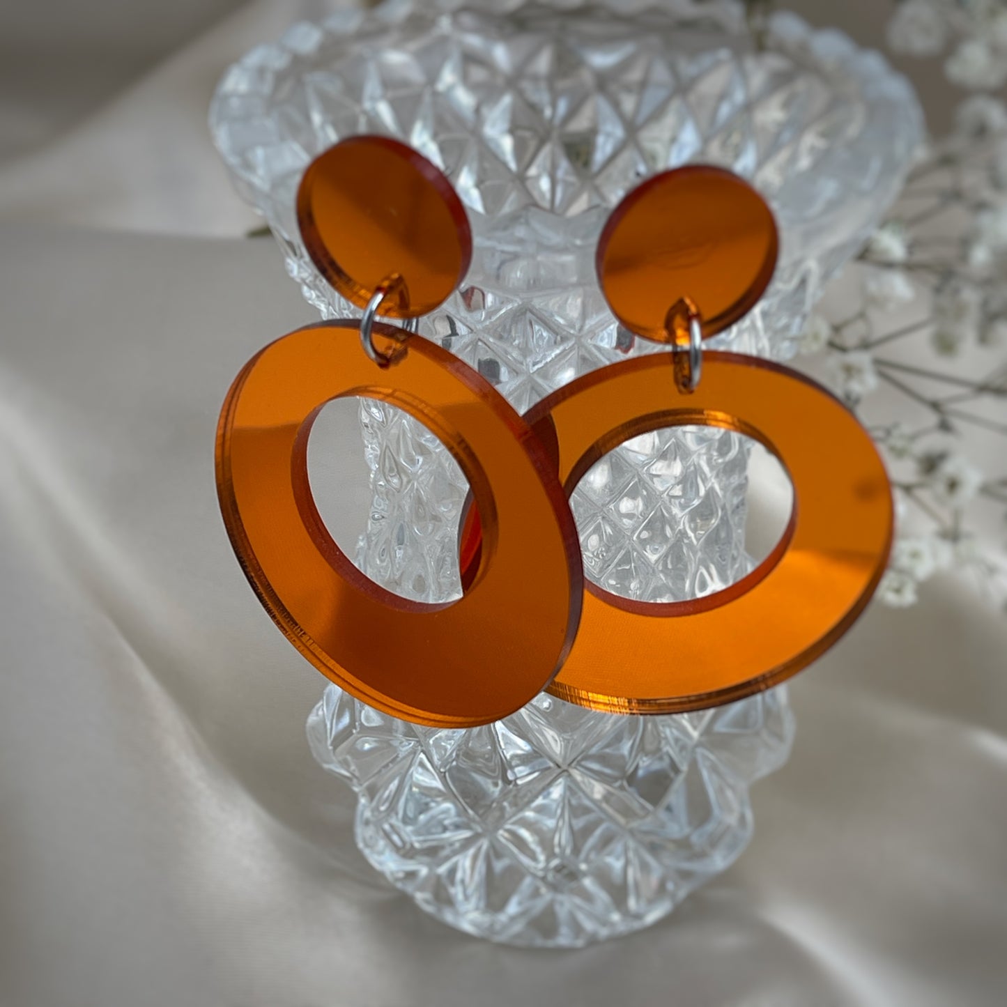 Kauniisti valoa heijastavat peilikorvakorut ovat laadukasta suomalaista käsityötä, ja ne ovat kevyet pitää korvassa. Värivaihtoehtoja löytyy useita, joten jokaista asukokonaisuutta ja tilaisuutta täydentävä korupari löytyy varmasti.Tämä koru on oranssi.