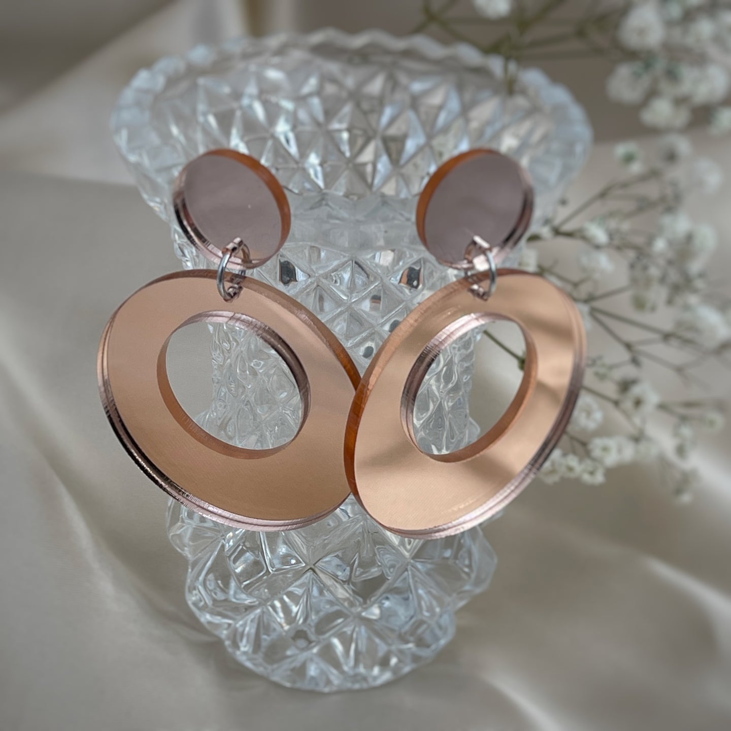 Kauniisti valoa heijastavat peilikorvakorut ovat laadukasta suomalaista käsityötä, ja ne ovat kevyet pitää korvassa. Värivaihtoehtoja löytyy useita, joten jokaista asukokonaisuutta ja tilaisuutta täydentävä korupari löytyy varmasti. Tämä koru on ruusukultainen.