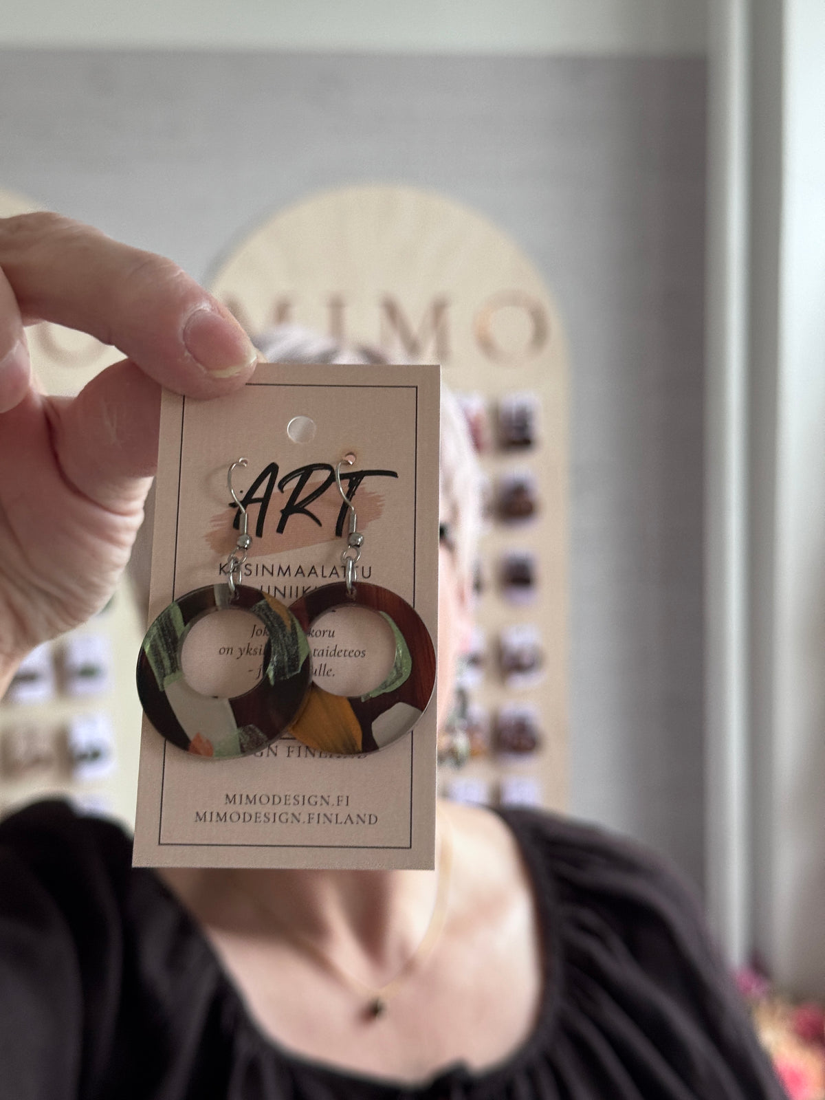 Pieni rengas ART-Sarjasta. Ruskea, jossa on myös vihreää ja kullan sävyjä. Koukkukiinnityksellä. 