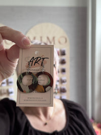 Pieni rengas ART-Sarjasta. Ruskea, jossa on myös vihreää ja kullan sävyjä. Koukkukiinnityksellä. 
