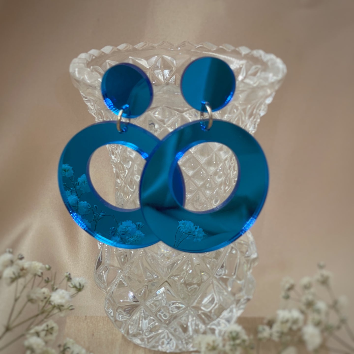 Kauniisti valoa heijastavat peilikorvakorut ovat laadukasta suomalaista käsityötä, ja ne ovat kevyet pitää korvassa. Värivaihtoehtoja löytyy useita, joten jokaista asukokonaisuutta ja tilaisuutta täydentävä korupari löytyy varmasti. Tämä koru on sininen.