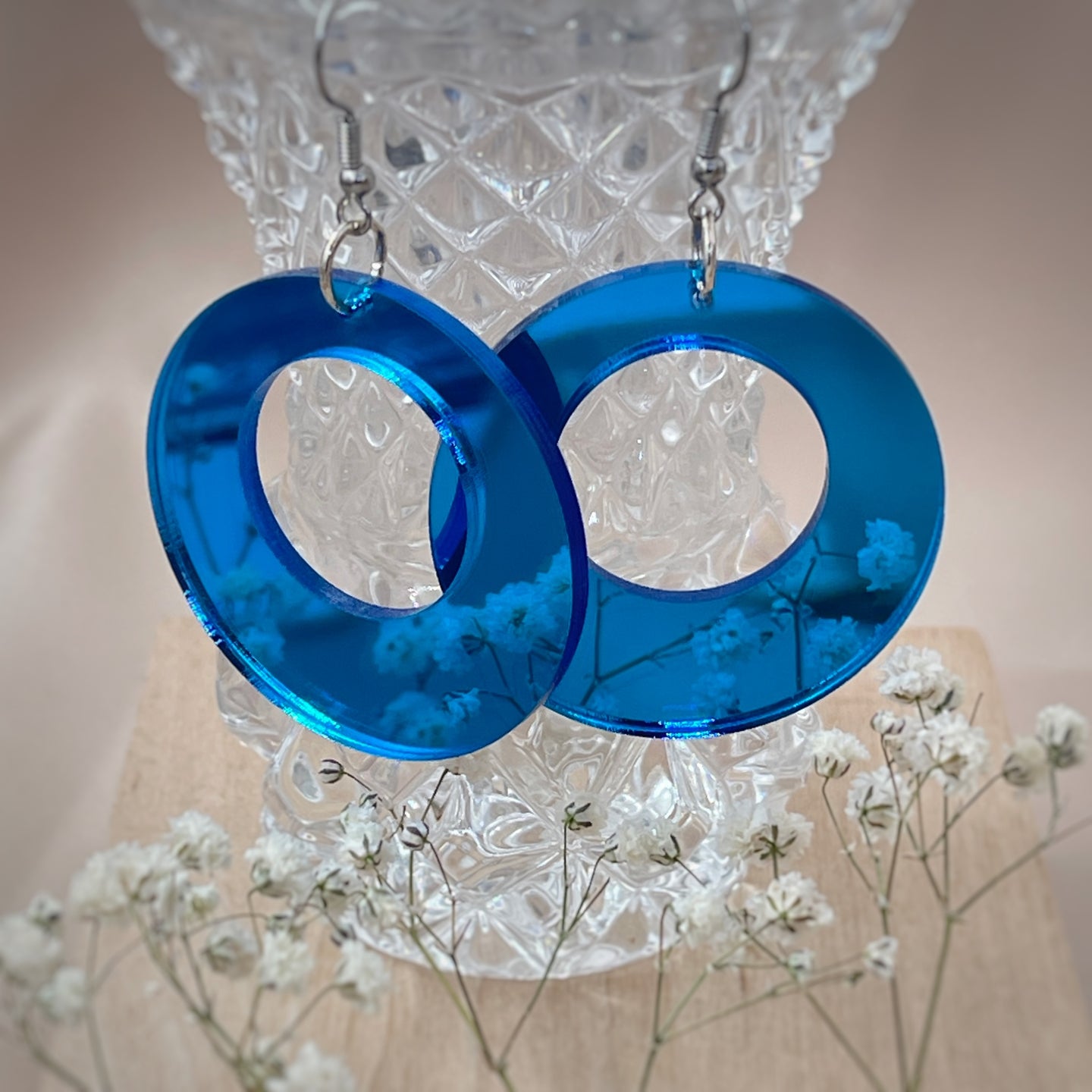 Kauniisti valoa heijastavat peilikorvakorut ovat laadukasta suomalaista käsityötä, ja ne ovat kevyet pitää korvassa. Värivaihtoehtoja löytyy useita, joten jokaista asukokonaisuutta ja tilaisuutta täydentävä korupari löytyy varmasti. Tämä koru on sininen.