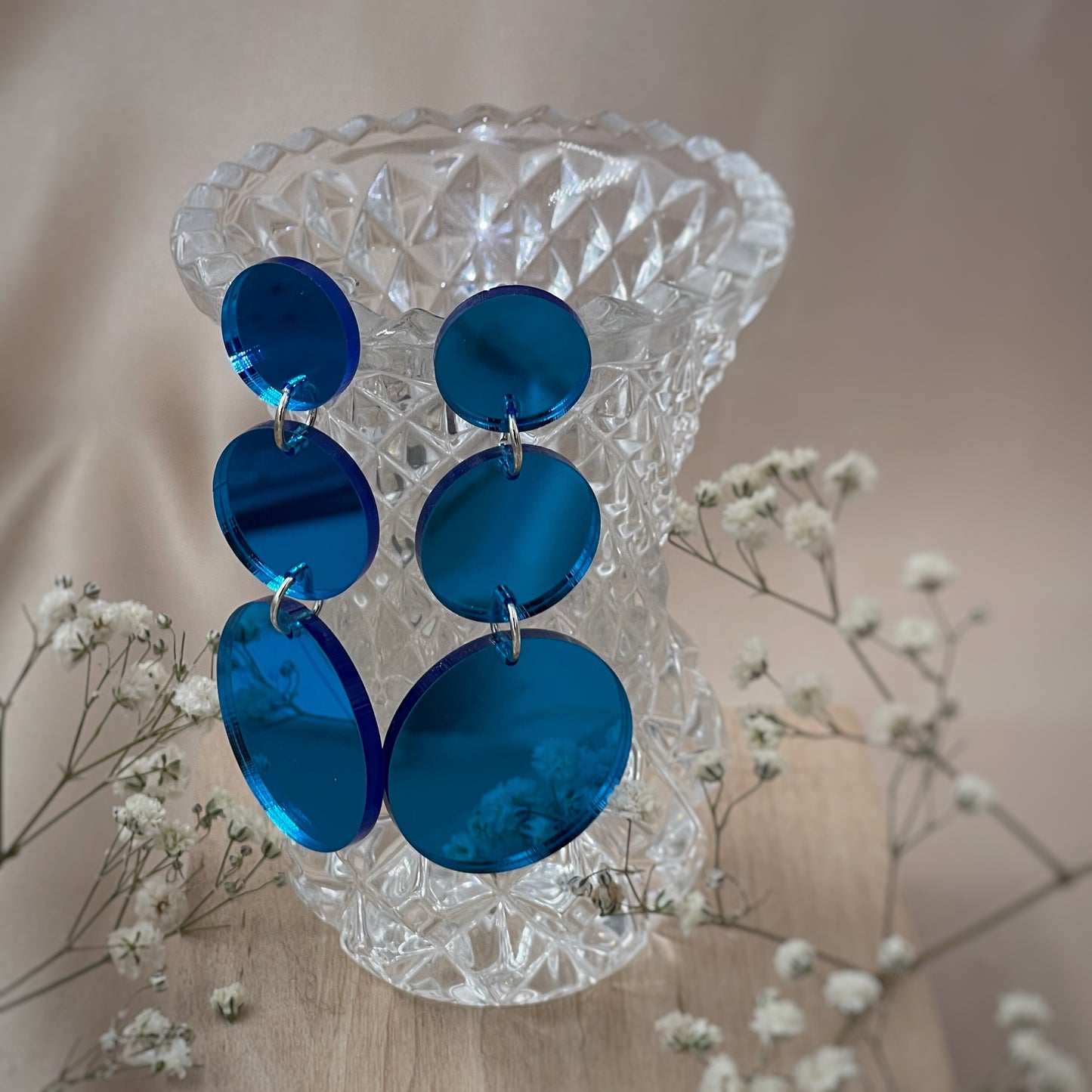 Kauniisti valoa heijastavat peilikorvakorut ovat laadukasta suomalaista käsityötä, ja ne ovat kevyet pitää korvassa. Värivaihtoehtoja löytyy useita, joten jokaista asukokonaisuutta ja tilaisuutta täydentävä korupari löytyy varmasti. Tämä koru on sininen.