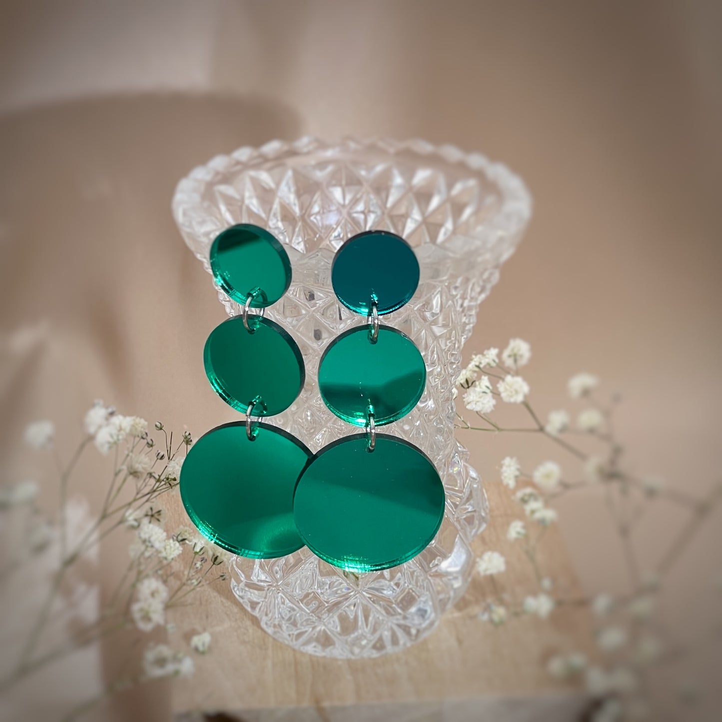 Kauniisti valoa heijastavat peilikorvakorut ovat laadukasta suomalaista käsityötä, ja ne ovat kevyet pitää korvassa. Värivaihtoehtoja löytyy useita, joten jokaista asukokonaisuutta ja tilaisuutta täydentävä korupari löytyy varmasti. Tämä koru on vihreä.