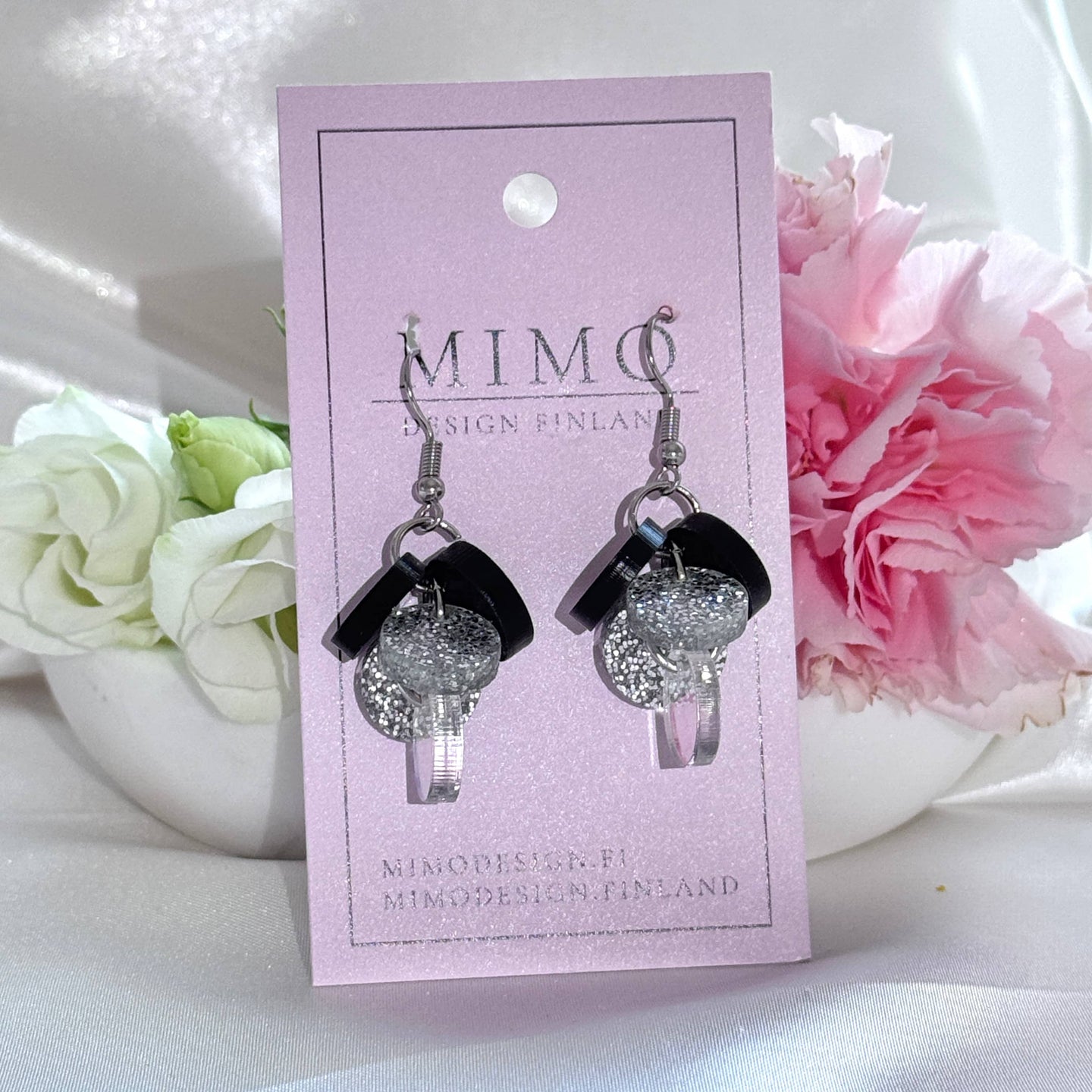 peiliakryylinen korvakoru. Hipsukka musta.